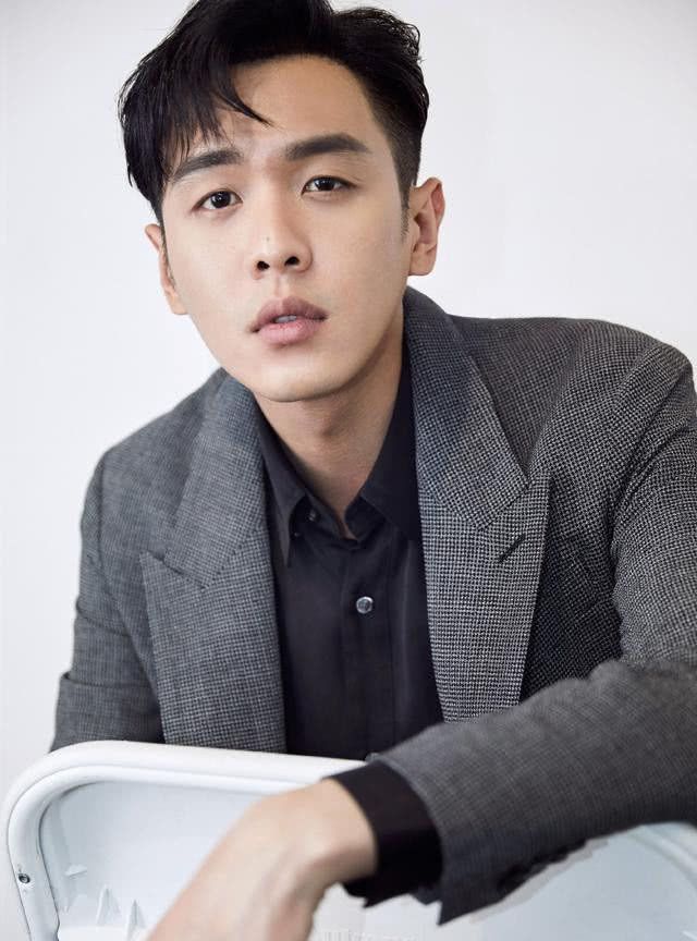 张若昀终于惹眼了一把!穿红衣染"红发",帅的让人挪不开眼