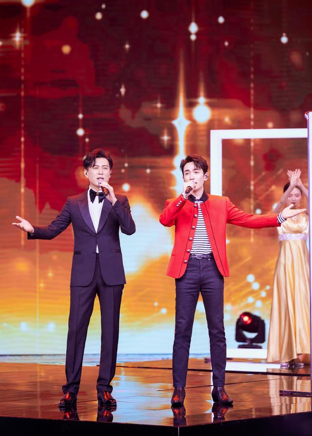 朱一龙金色夹克闪耀全场,再换红衣造型与靳东合唱,俩男神太养眼