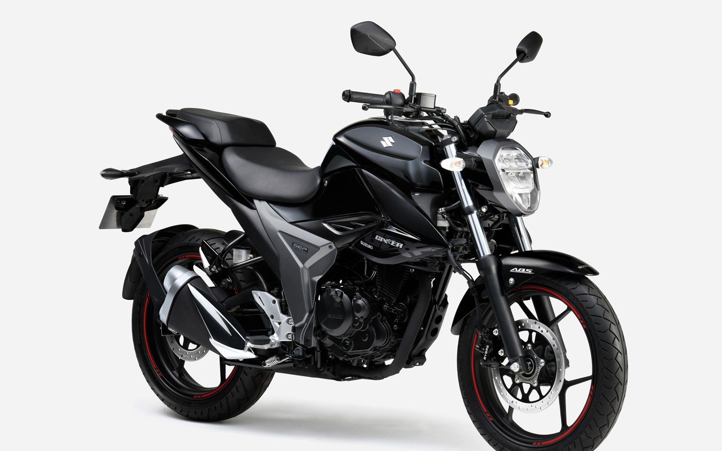 银/黑色亮黑色黑/蓝色铃木gixxer在日本市场上出售三种颜色选择:铃木