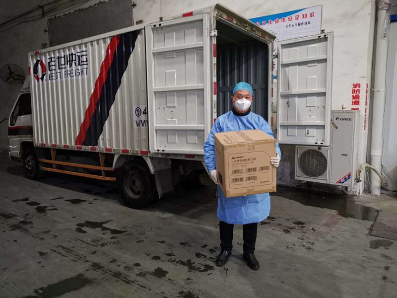 图二：武汉部分医院口罩等医疗物资短缺，物流企业承运的“一次性使用医用口罩”被工作人员搬下车，本图片由受访者提供