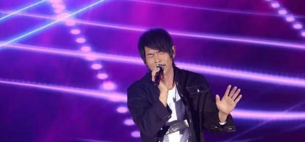 他曾是知名歌手 却婚内出轨19岁嫩模致离婚 今52岁登地方春晚 小薇