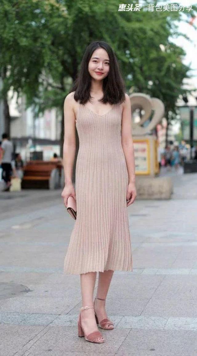 路人街拍,针织材质的连衣裙弹力非常好,尽显好身材!