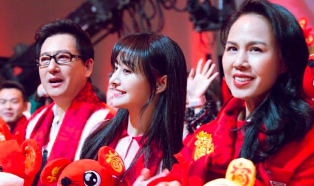 郑爽爸爸心思细腻，郑成华跟着老婆比v，女儿举拳头也用右手附和