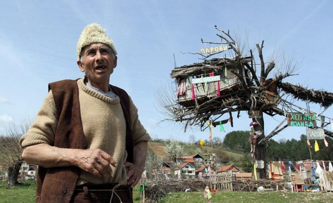 65岁老人把房子建在树上,一个人独居十年,自认上辈子曾是鸟人!