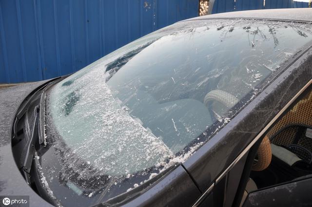 车窗起雾无需开暖风 教你几招 视野清晰更安全
