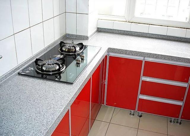 厨房台面选大理石好还是石英石好?听老师傅一对比,庆幸没选错!