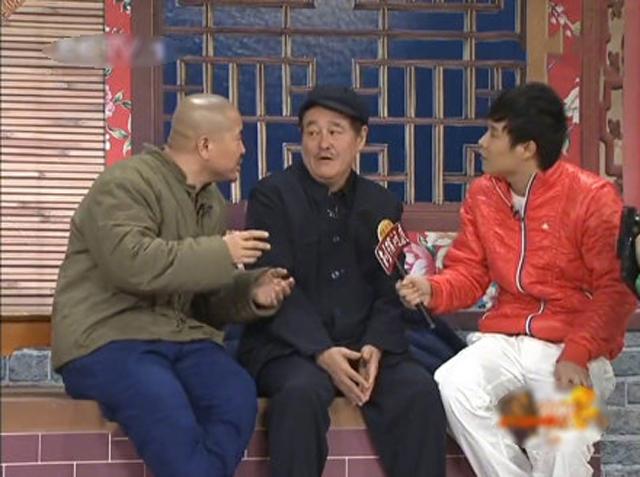 这让人想到了赵本山,王小利和小沈阳的小品,三人坐在炕上聊天的场景