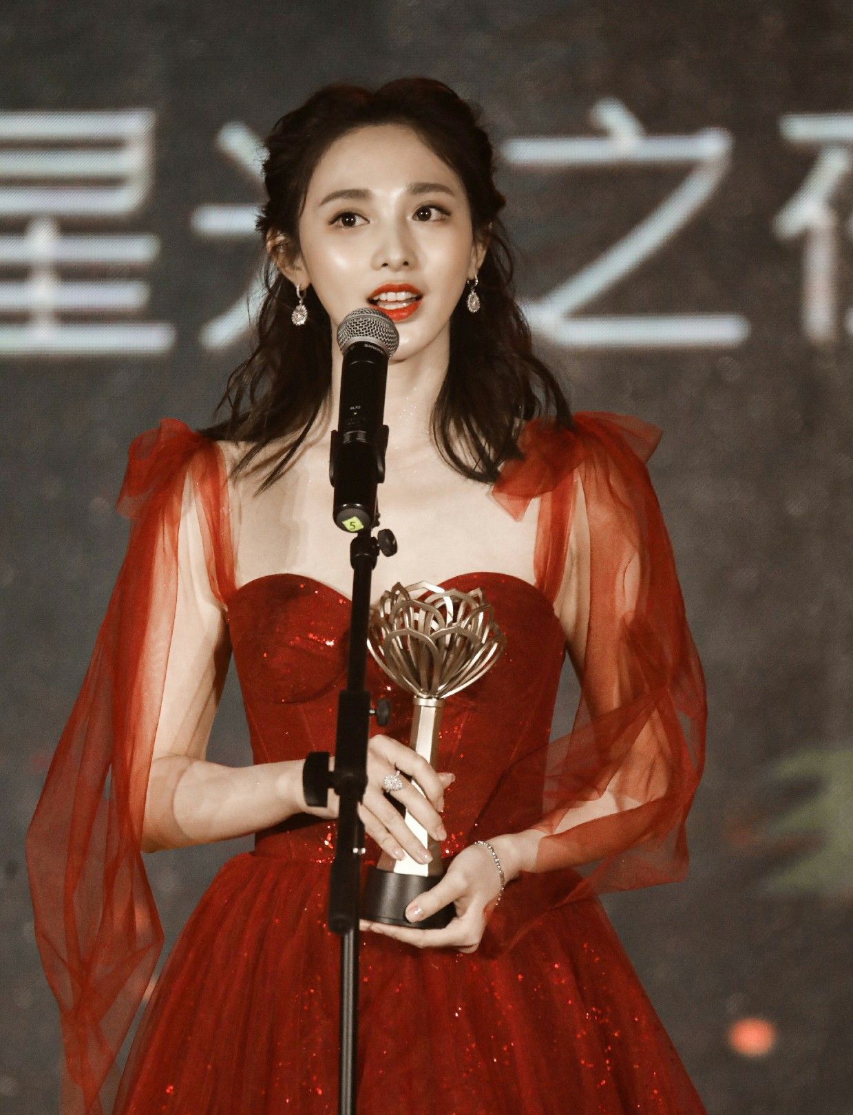 彭小苒-胭脂深红荧光披纱优雅礼裙鉴赏