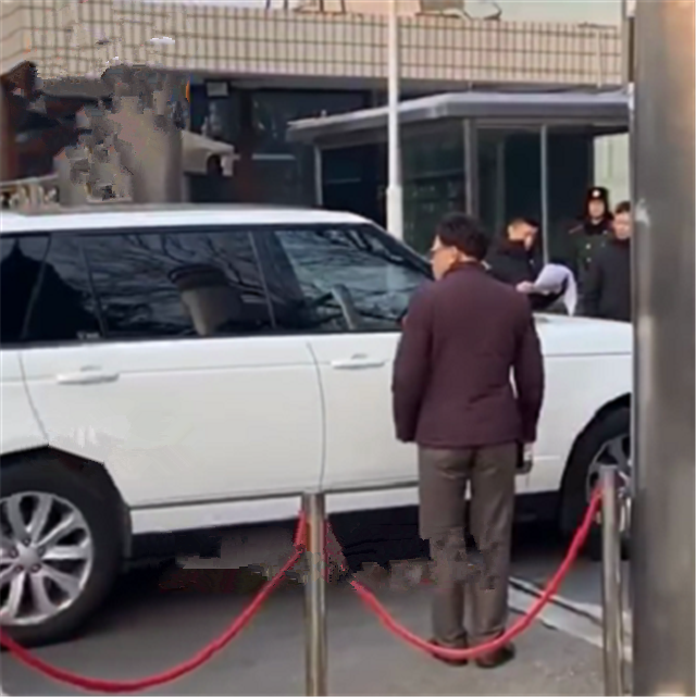 百万路虎揽胜全车珍珠白车主是王俊凯年仅21岁就开豪车