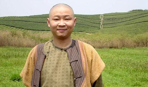 其貌不扬,却迎娶小15岁的娇妻,让1米8的模特妻子陪他一起养鸡|赵亮