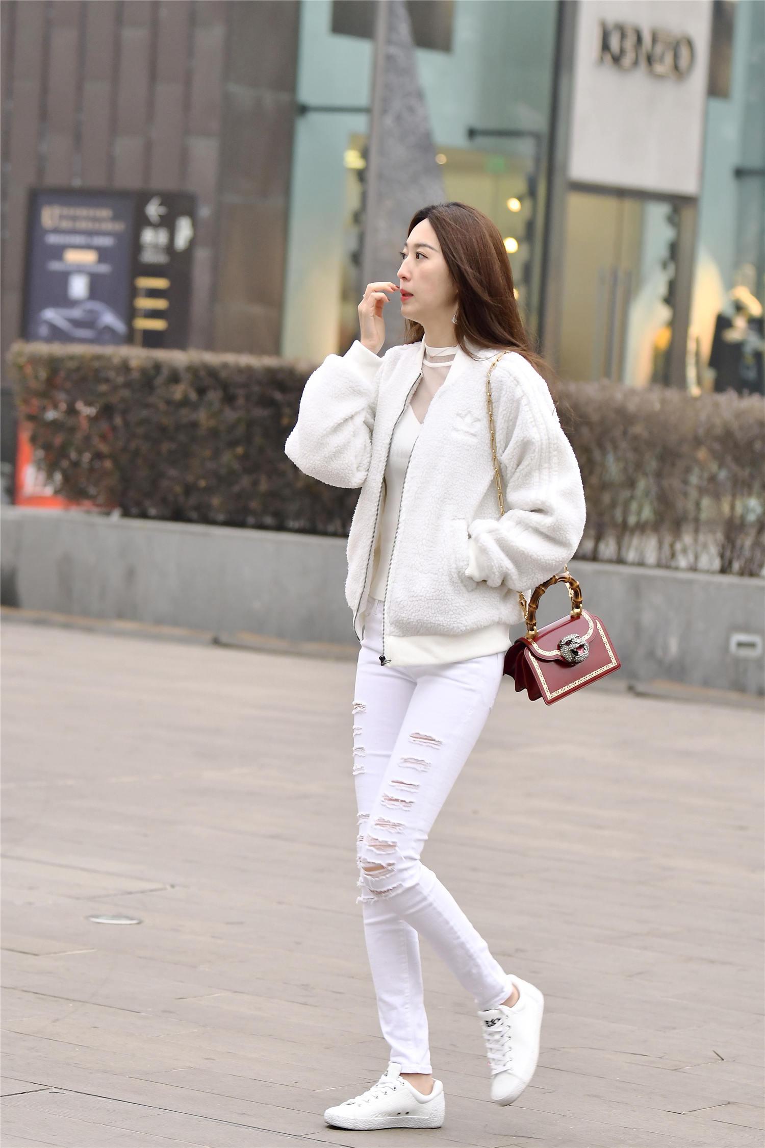 白色紧身牛仔裤破洞处理增加个性平底小白鞋也很显身材