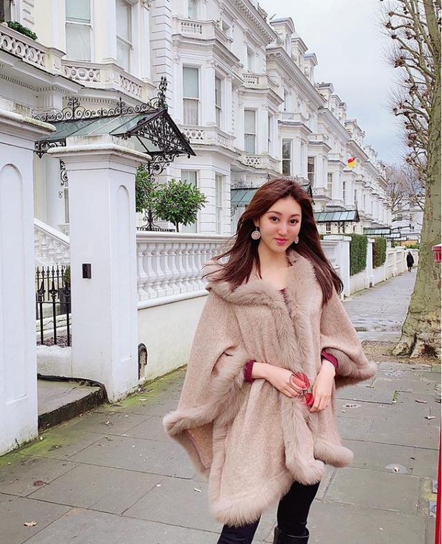 何艳娟环游世界大秀皮草虽结束爷孙恋依旧富贵