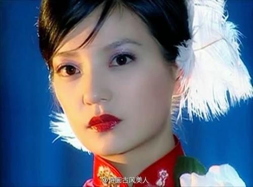 看到赵薇年轻时的照片终于明白琼瑶为什么不选范冰冰做女主了