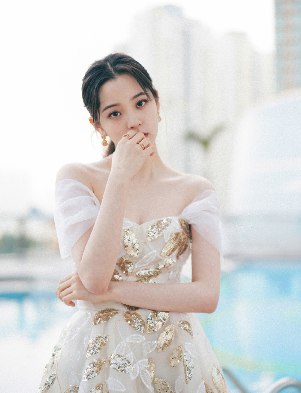 欧阳娜娜春晚造型好美,穿裸色纱裙走清纯玉女风,身材真好