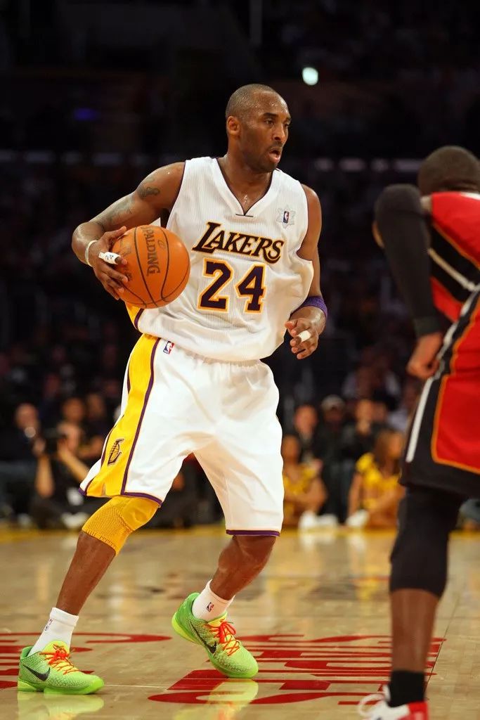 时年推出的 zoom kobe 6 可能是最接近曼巴蛇的一双鞋,聚酯粒布满鞋面