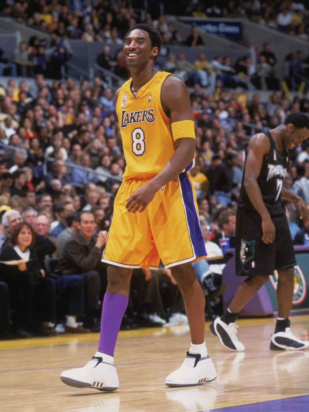 紧接着他脚踩 adidas the kobe 在 1999-2000 赛季的总决赛舞台上大放