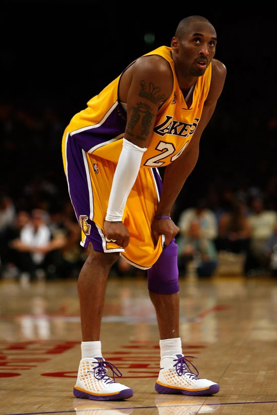 2006-2007 赛季,穿着 zoom kobe 2 的科比做出了一个惊人的决定:球衣