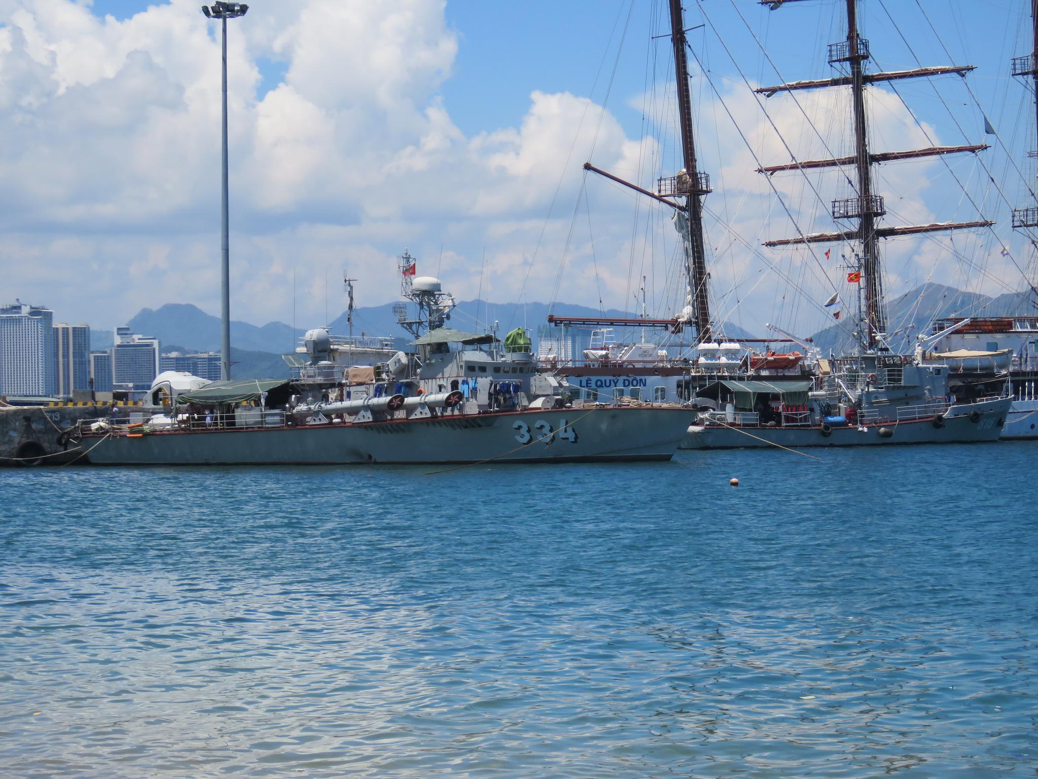 越南罕见鱼雷艇部队曝光,导弹时代有啥用?装布棚当渔船就差鱼竿