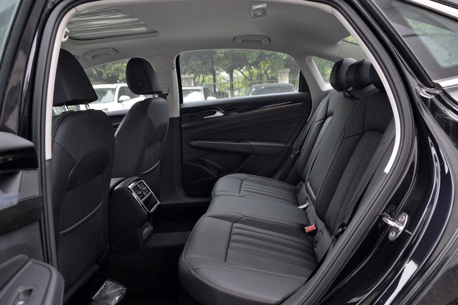 帕萨特跌下神坛？为何销量被雅阁超越？底盘仔细对比真的藏隐患