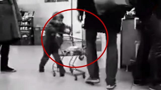 孩子用购物车撞人,妈妈却在一旁无动于衷,男子的行为大快人心