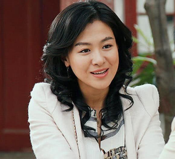 她大红后嫁王室后裔,婚礼低调神秘,今43岁发福生活幸福