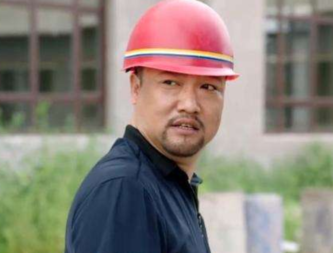 40岁的他曾获得笑星称号,出演最温情春晚小品,婚姻生活却成谜