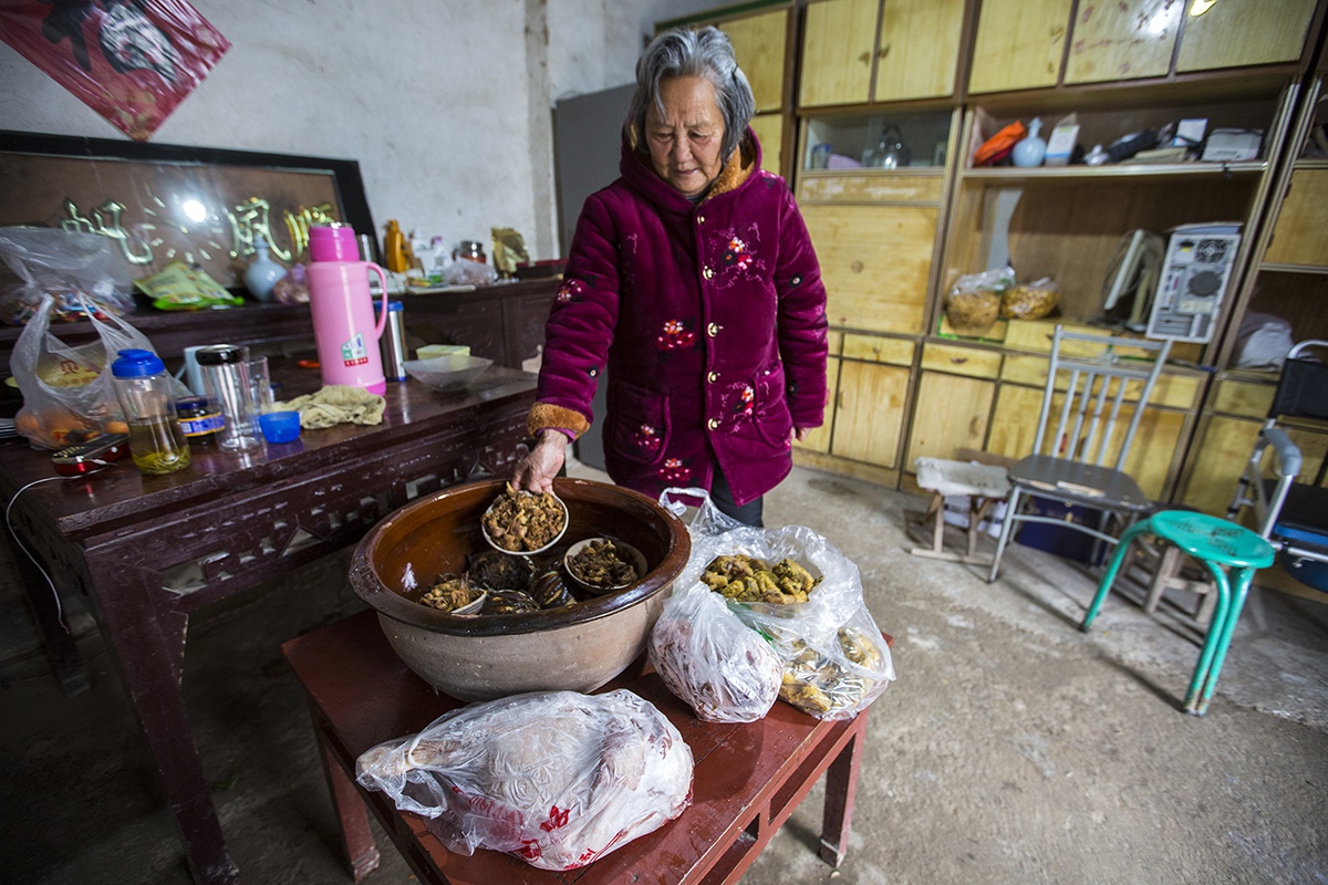 春节无人拜年，奶奶看着一大堆肉发了愁：不购物可吃半年