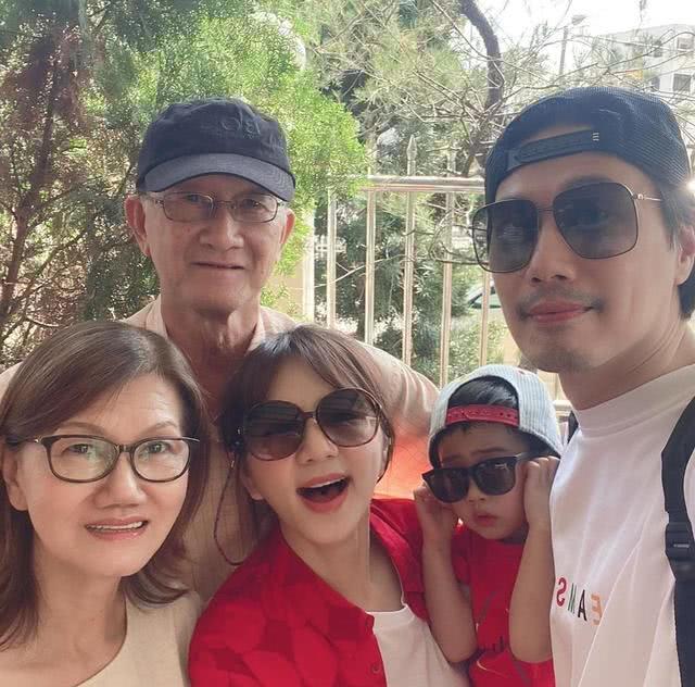 ella一家到马来西亚过年,带劲宝逛街出游,公公婆婆出镜和乐融融