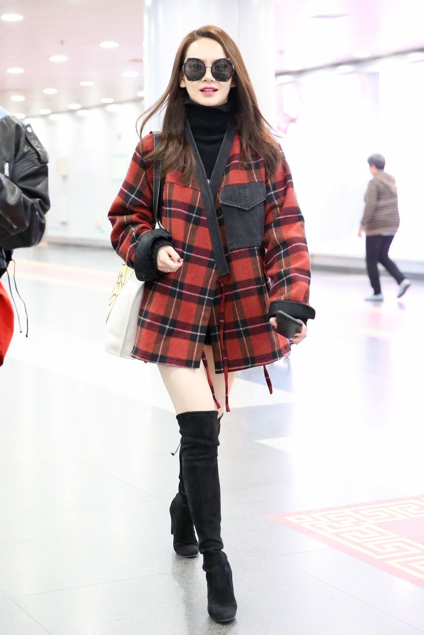 戚薇格子外套配过膝长靴,秀雪白美腿