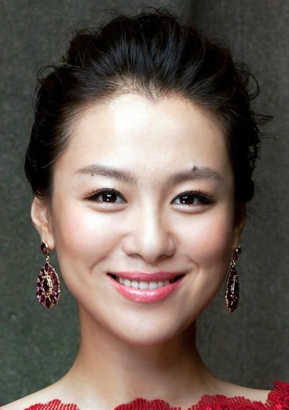 她大红后嫁王室后裔,婚礼低调神秘,今43岁发福生活幸福