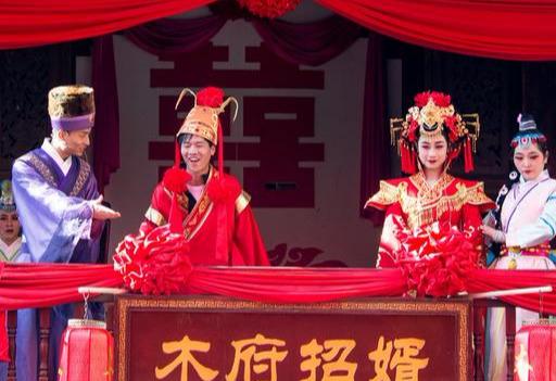 最后落在一个年轻小伙头顶,他紧紧地接住了绣球,成为"豪门女婿",入赘