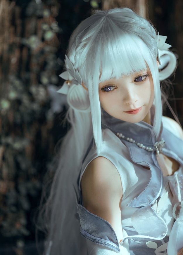 小萝莉为cos毒萝把银子穿脚上抬腿那一刻,凹出"胶棒腿"成绝色