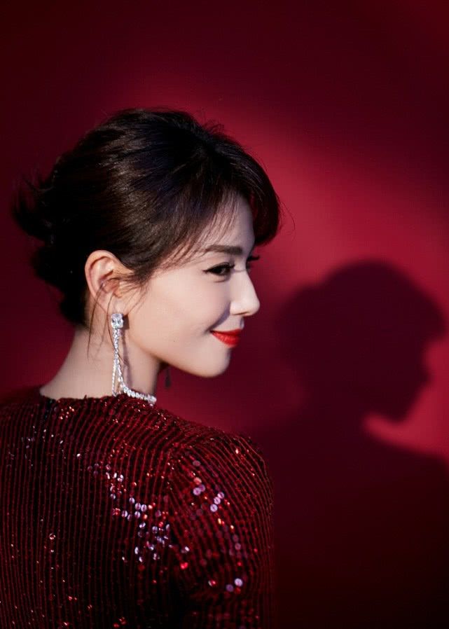 刘涛穿高开叉红裙秀纤细长腿西装造型又酷又飒造型百变超惊艳