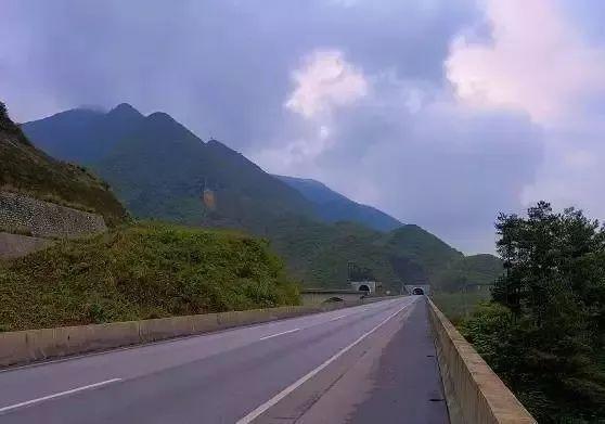 大雾天气，高速什么时候开道？司机行车应注意什么？