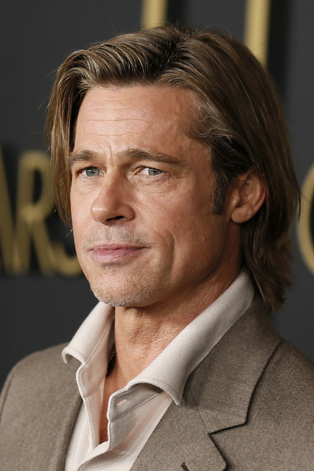 留了一头棕色长发,还梳理成了英式背头发型,整个人看上去帅气十足!