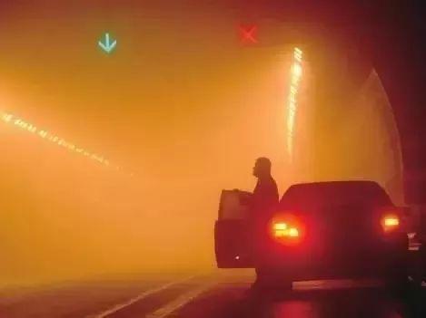 大雾天气，高速什么时候开道？司机行车应注意什么？