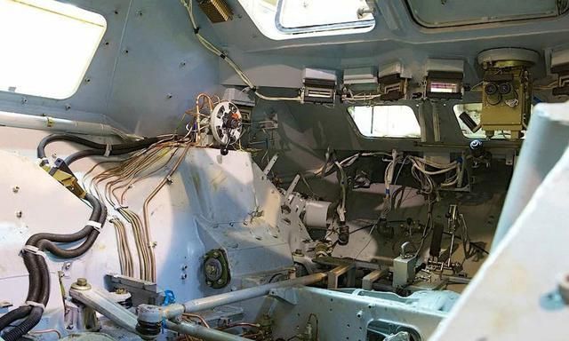 装甲车内已经开始安装各种设备和管线,这样错综复杂的线路,自动化是无