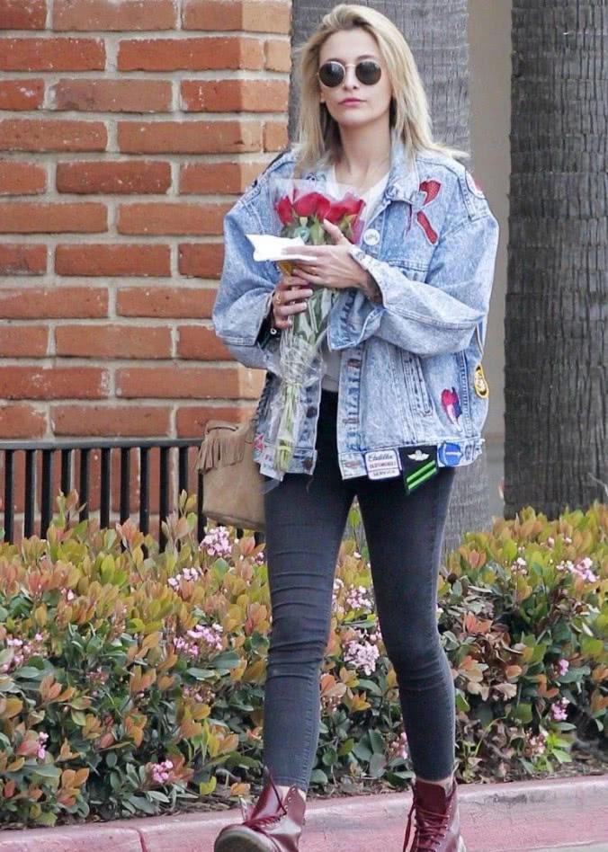 她是迈克尔杰克逊女儿,今20岁把裤子塞靴子里,腿型弧度美爆!