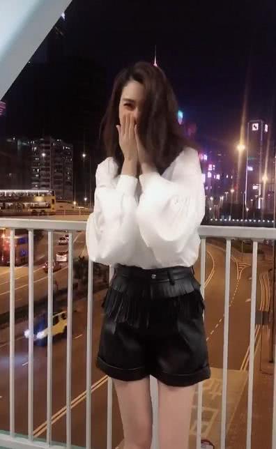 洪欣深夜天桥光腿跳舞,转换风格大秀性感,完全不像两个孩子的妈