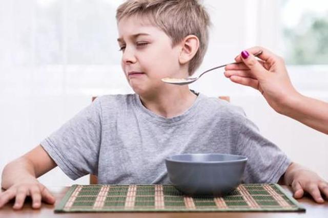孩子挑食如何解决?三个方法改善孩子挑食的习惯,家长不再操心|食物|吃饭|家长_新浪新闻