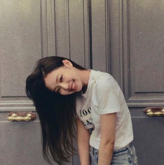 硬核女成员jennie私下太可爱白色长衫搭双马尾活力少女粉了