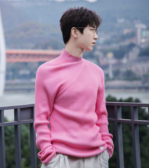 王俊凯穿粉毛衣,无意露出"胸肌",万万没想到小小年纪还挺有料