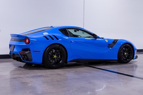 法拉利f12tdf实车 简洁的性能范