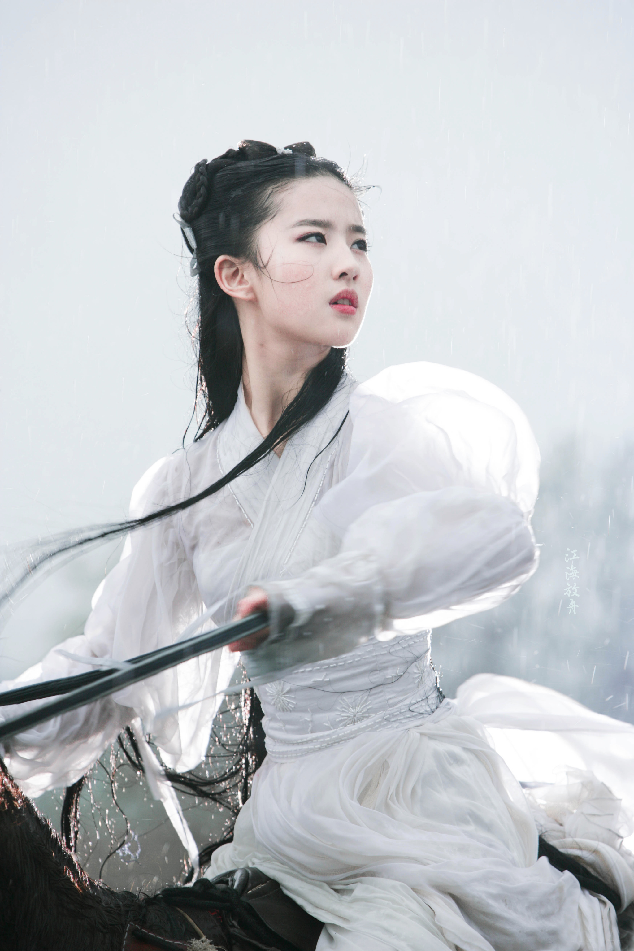 雨中一袭白衣骑马,神仙姐姐出尘脱俗,仙气逼人