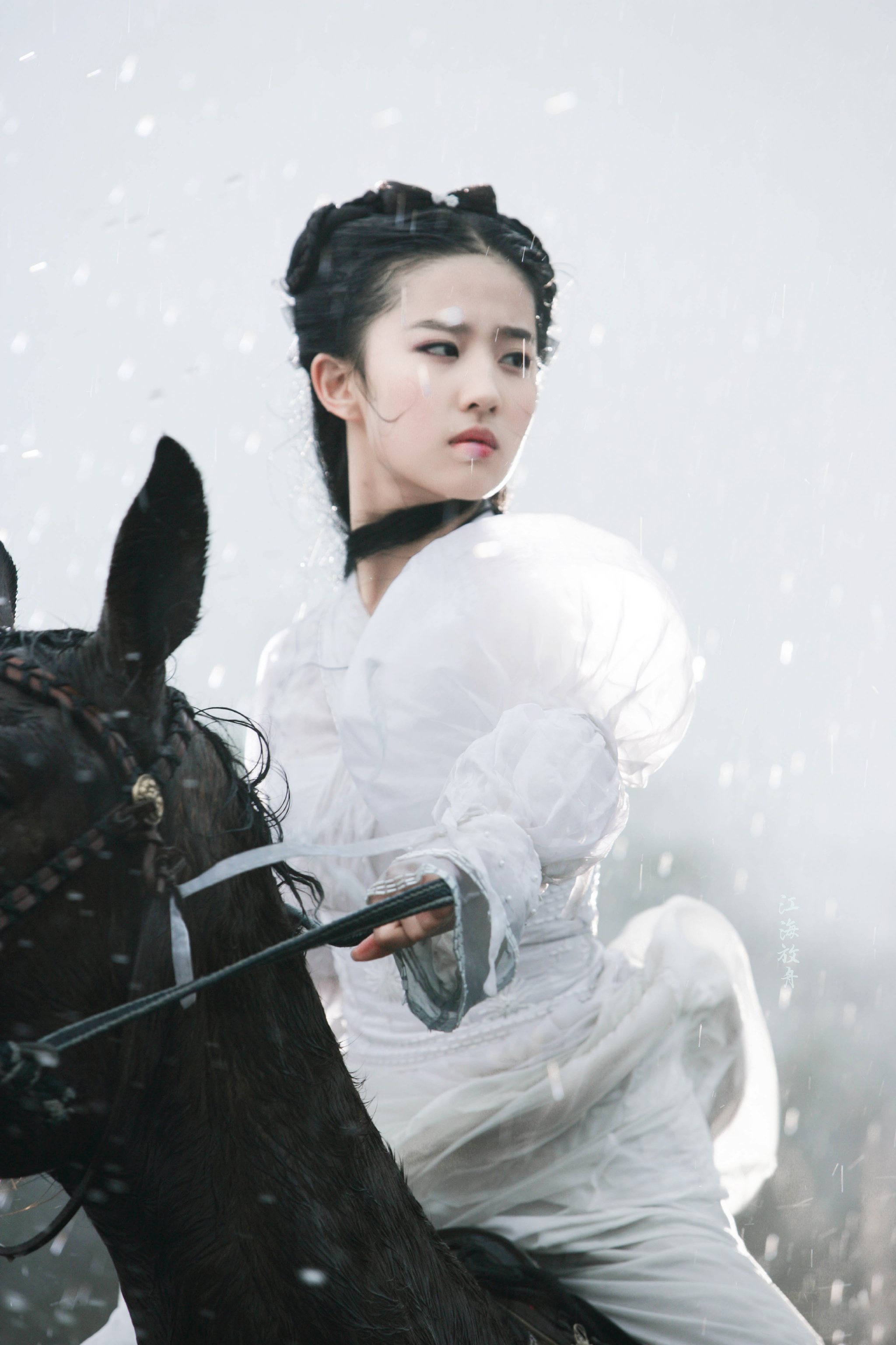 雨中一袭白衣骑马,神仙姐姐出尘脱俗,仙气逼人