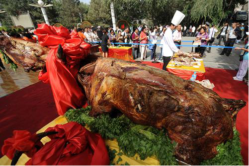 辽宁省义县烤全牛,除了春节时享用,它是招待贵宾的硬"核"菜