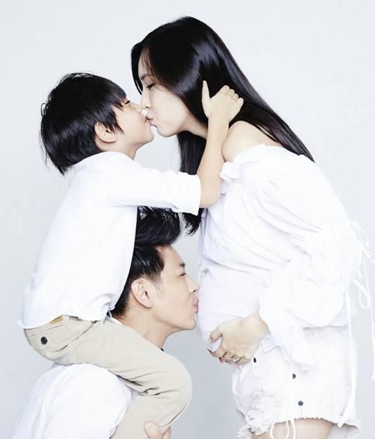 曾经的kimi长大了,如今被妈妈陈若仪晒照