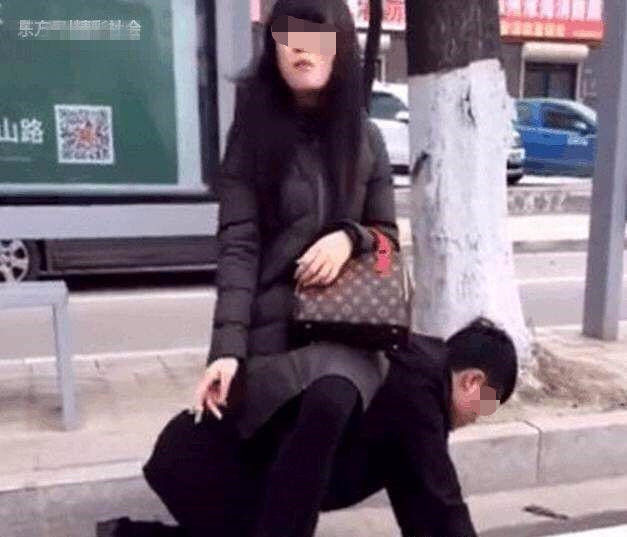 男子大街跪趴让女子骑坐在上面,周围人知道原因后,大骂不是男人
