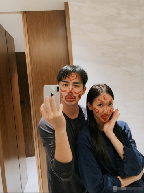 弦子李茂庆新年方式搞怪,在家打牌用口红画鬼脸,一家五口好可爱