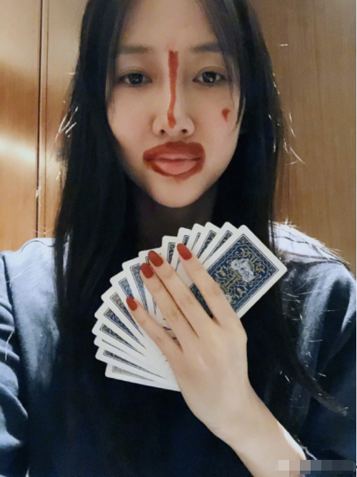 弦子李茂庆新年方式搞怪,在家打牌用口红画鬼脸,一家五口好可爱